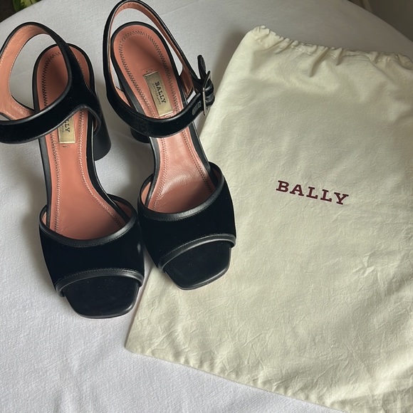 Bally velvet strap shoe - Picture 10 of 10